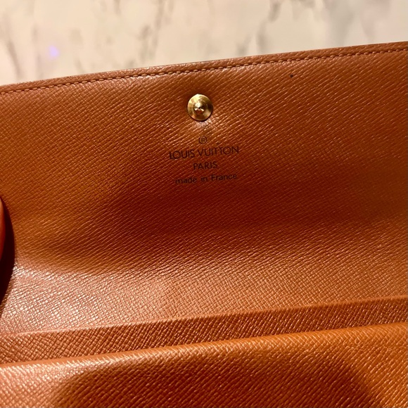 Louis Vuitton Monogram Wallet (Free Chain) - Picture 9 of 16